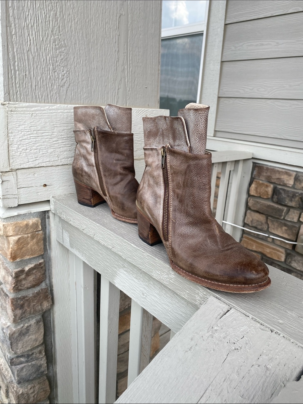 FreeBird Classic Brown Leather Ankle Boots with Side Zipper